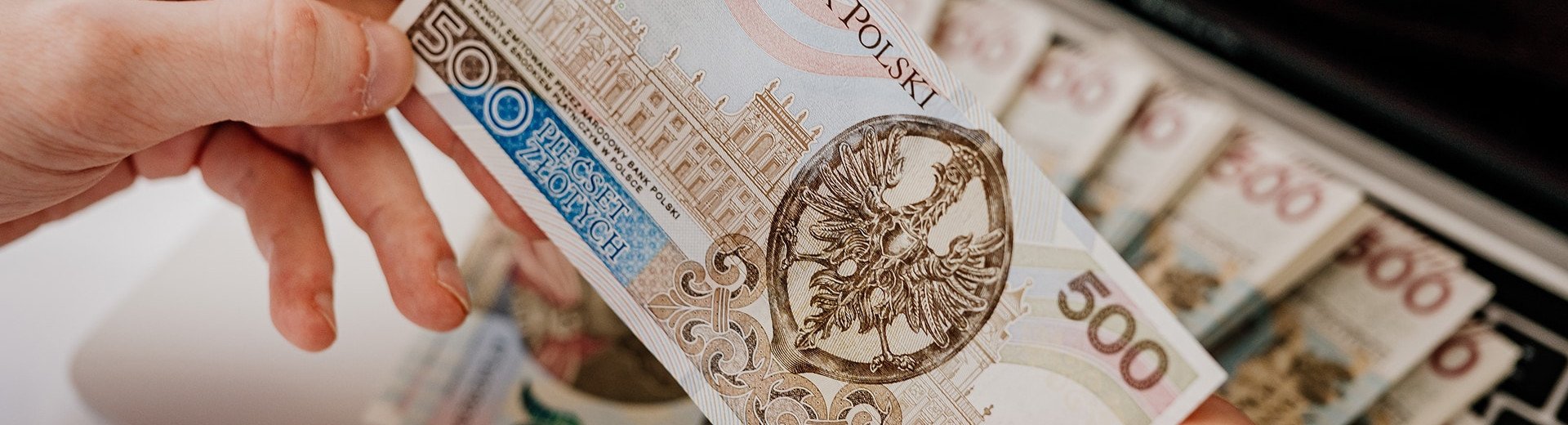 Okładka artykułu Ile zarabia grafik prowadzący własną firmę? &mdash; Przegląd wynagrodzeń projektantów graficznych na 2026 rok