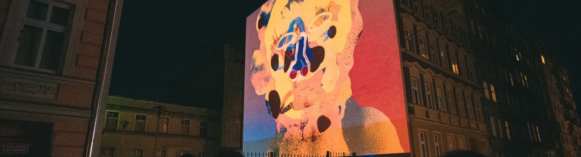 Okładka artykułu Kinomural. Festiwal sztuki nowych mediów na ścianach wrocławskich kamienic — Sprawdź program na rok 2024