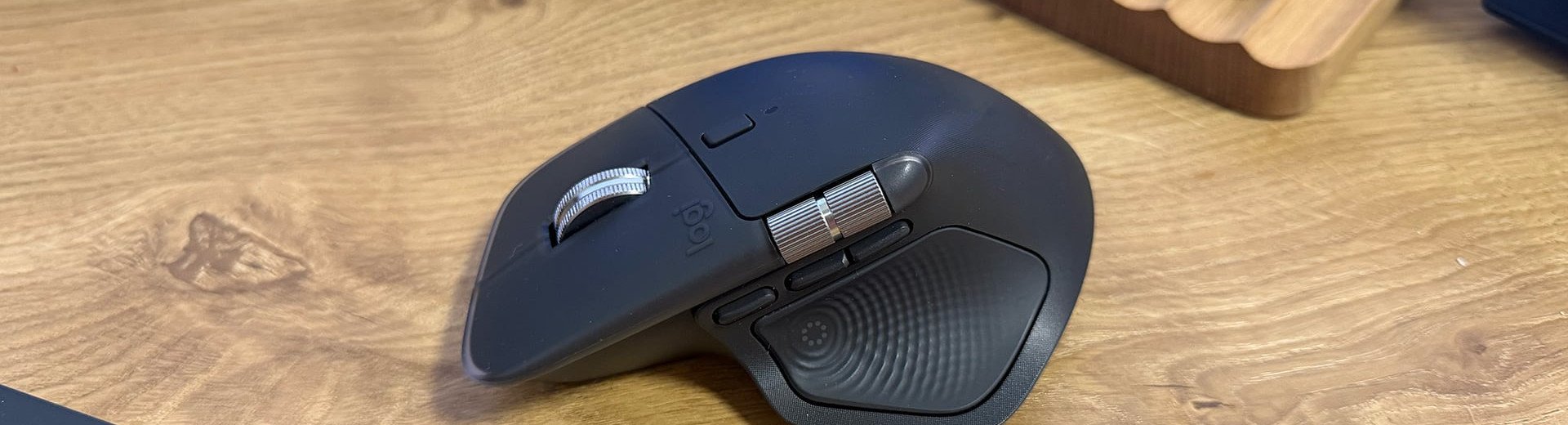 Okładka artykułu Myszka, która daje Ci znaki &mdash; Recenzja myszki Logitech MX Master 4