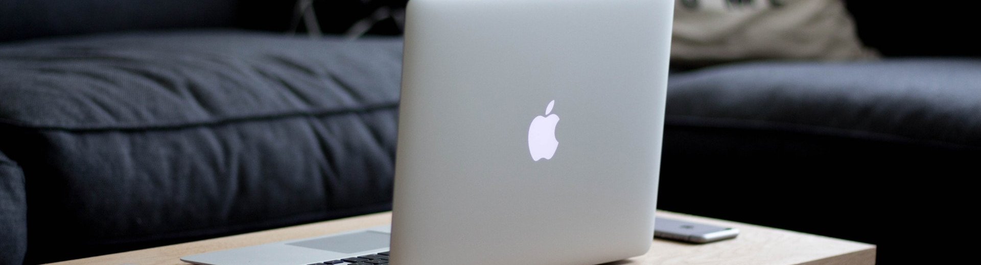 Okładka artykułu MacBook Air czy Pro? — Który model wybrać?