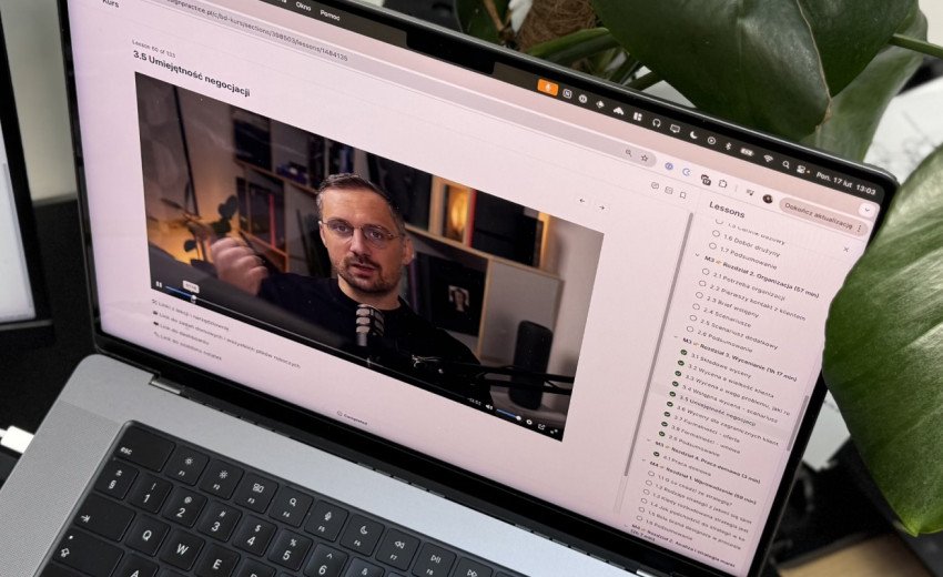 Okładka artykułu Jak przejść od projektowania grafik do budowania marek? — Recenzja kursu Brand Designer