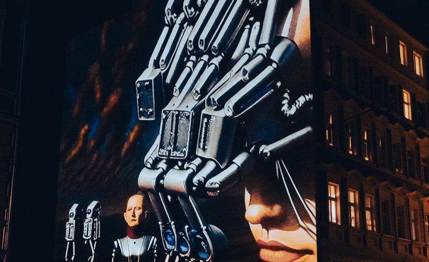 Okładka artykułu Festiwal sztuki nowych mediów, który wciąga publiczność — Poznaj program Kinomural 2025