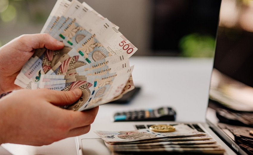 Okładka artykułu Ile zarabia projektant graficzny na etacie? &mdash; Dane i widełki na start 2026 roku